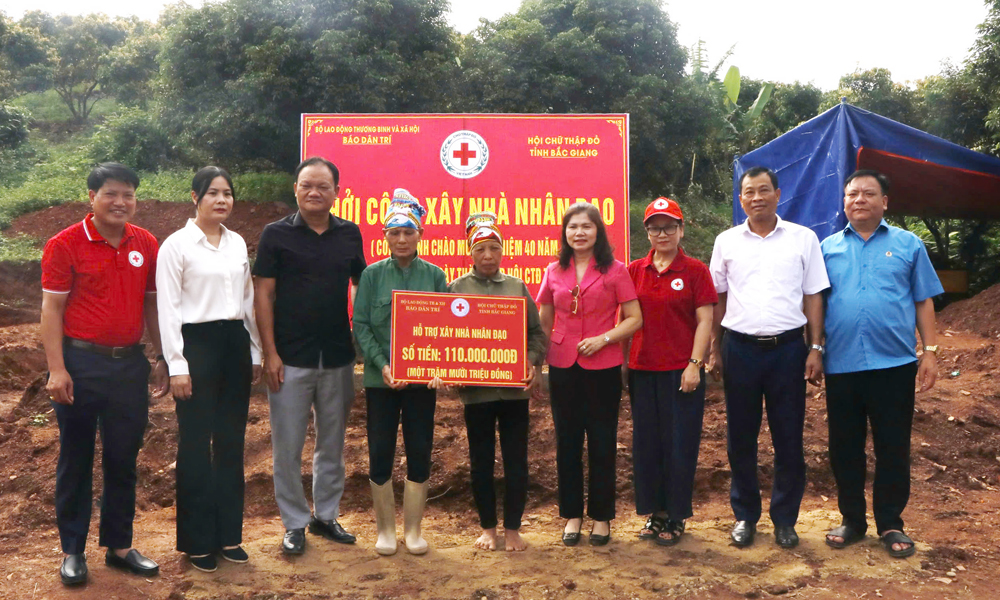 Phó Chủ tịch Thường trực HĐND tỉnh Lâm Thị Hương Thành trao kinh phí hỗ trợ hộ khó khăn tại Lục Ngạn