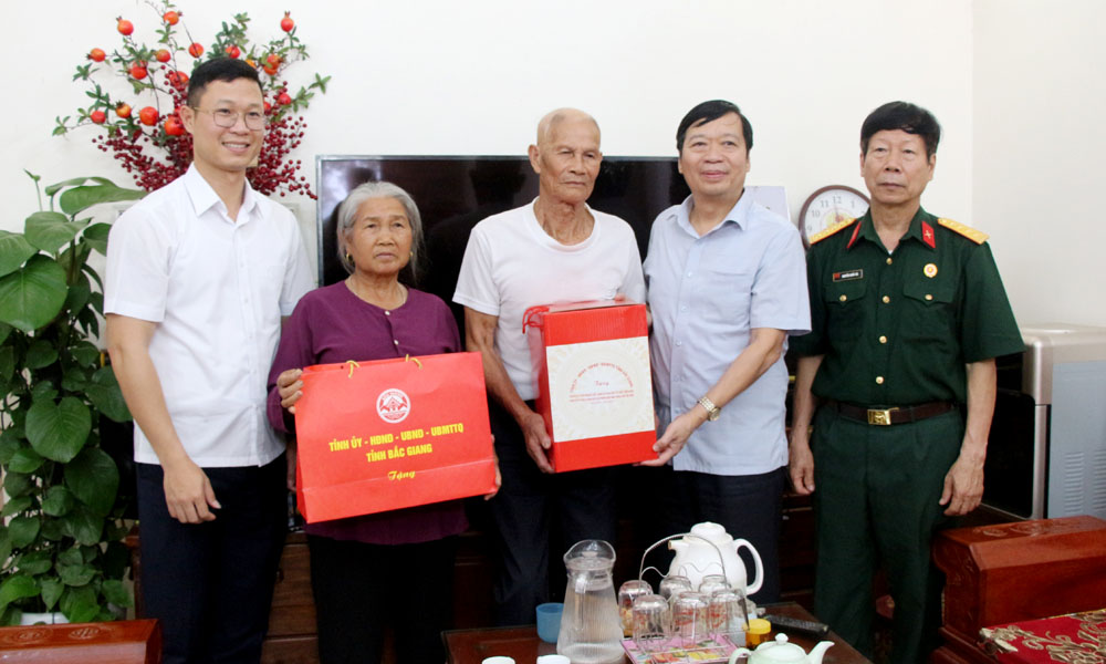 Trưởng Ban Nội chính Tỉnh ủy Vũ Mạnh Thắng thăm, tặng quà các chiến sĩ cách mạng bị địch bắt tù đày