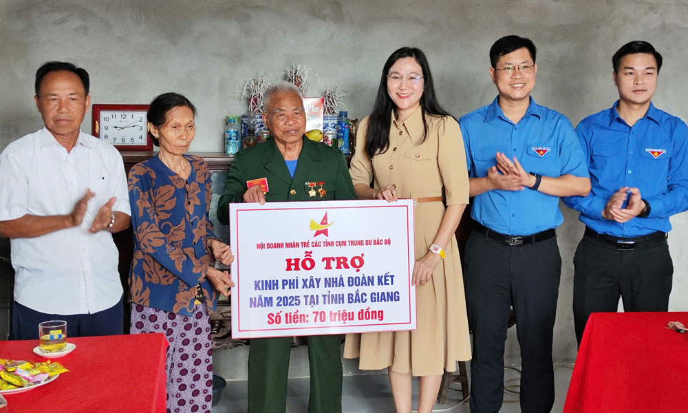 Trao 70 triệu đồng hỗ trợ xây Nhà Đại đoàn kết tại huyện Tân Yên