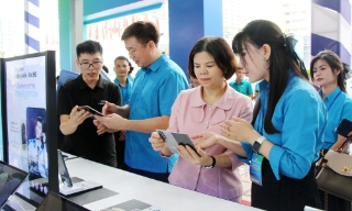 Phó Bí thư Tỉnh ủy Nguyễn Hương Giang tham quan triển lãm "Hành trình sáng tạo - Khát vọng vươn mình"
