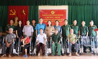 Bắc Ninh: Tặng xe lăn cho nạn nhân chất độc da cam/dioxin