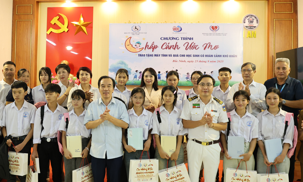  Nhiều phần quà hỗ trợ trẻ em có hoàn cảnh khó khăn