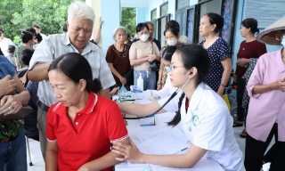 Bắc Ninh: Khám bệnh, tặng quà cho người dân hoàn cảnh khó khăn