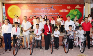 Hội Chữ thập đỏ tỉnh trao nhiều phần quà cho thiếu nhi khó khăn nhân dịp Trung thu 2025