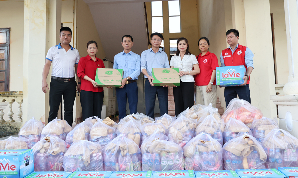 Phó Chủ tịch HĐND tỉnh Lâm Thị Hương Thành trao quà hỗ trợ khẩn cấp người dân vùng lũ lụt