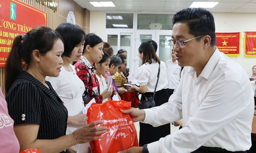 Gặp mặt, tặng quà cho hội viên phụ nữ khiếm thị hoàn cảnh khó khăn