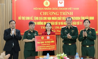 Trao 150 triệu đồng hỗ trợ các gia đình nạn nhân chất độc da cam/dioxin 