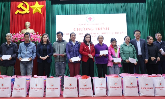 Phó Chủ tịch HĐND tỉnh Lâm Thị Hương Thành trao quà cho người dân bị ảnh hưởng do bão lũ tại xã Phúc Hòa
