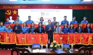 Khen thưởng các tập thể, cá nhân có thành tích xuất sắc trong công tác Đoàn và phong trào thanh thiếu nhi