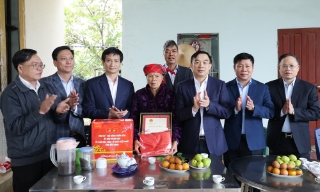 Trưởng Ban Tuyên giáo và Dân vận Tỉnh ủy Nguyễn Đình Lợi tặng quà Tết tại xã Lục Ngạn