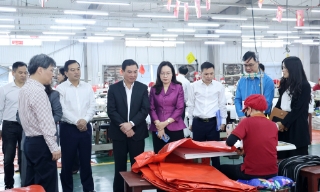 Trưởng Ban Nội chính Tỉnh ủy Vũ Trí Hải động viên người lao động sau Tết