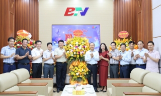 Phó Chủ tịch Thường trực UBND tỉnh Mai Sơn chúc mừng những người làm báo tỉnh Bắc Ninh nhân dịp 21/6