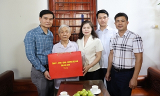 Phó Chủ tịch HĐND tỉnh Bắc Ninh Lâm Thị Hương Thành thăm, tặng quà người có công tiêu biểu