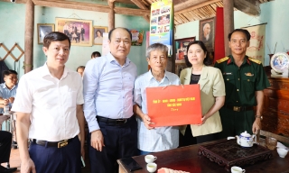 Phó Chủ tịch Thường trực HĐND tỉnh Trần Thị Hằng tri ân người có công tại xã Mỹ Thái và xã Lạng Giang