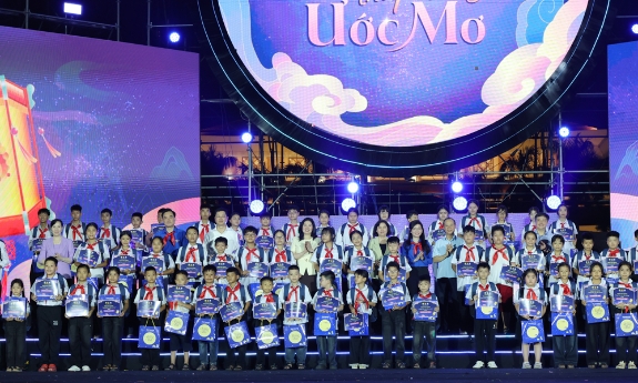 Bắc Ninh: Rộn ràng đêm hội 'Lồng đèn thắp sáng ước mơ'