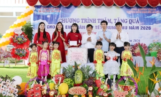 Phó Chủ tịch HĐND thành phố Nguyễn Anh Tuấn tặng quà Trung thu thiếu nhi Trường Mầm non Tân An số 2