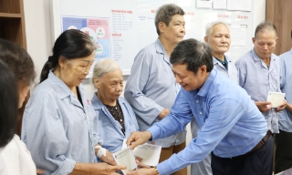 Bắc Ninh: Thăm, tặng quà người cao tuổi điều trị tại bệnh viện