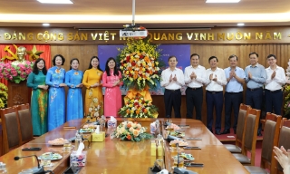 Chủ tịch UBND thành phố Phạm Hoàng Sơn chúc mừng Hội Liên hiệp Phụ nữ thành phố nhân ngày 20/10