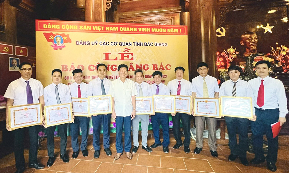 Đảng ủy Các cơ quan tỉnh Bắc Giang báo công dâng Bác tại Khu Di tích lịch sử Kim Liên