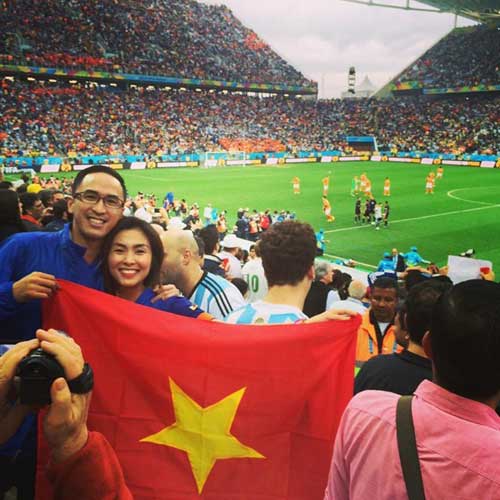 Vợ chồng Hà Tăng cuồng nhiệt cùng bóng đá ở Brazil