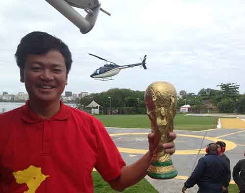 Cổ động viên Việt Nam thuê trực thăng xem trực tiếp World Cup từ trên không